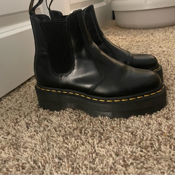 Doc Marten 2976 Smooth Leather Platform Chelsea Boots - Picture 2 of 7